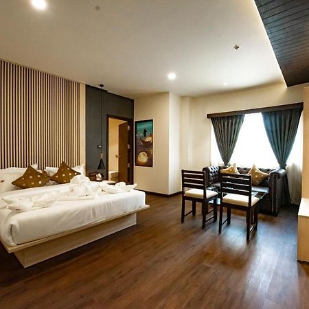 The Royal Palace Hotel 400703 نافي مومباي المظهر الخارجي الصورة