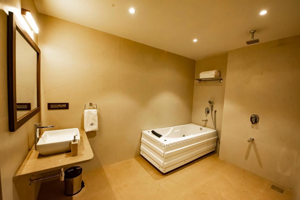 The Royal Palace Hotel 400703 نافي مومباي المظهر الخارجي الصورة